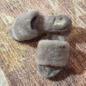 UGG Fluffy Gray Slippers size 6 women’s with cute Ugg logo